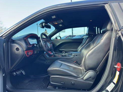 Used 2016 Dodge Challenger SXT Plus image 10