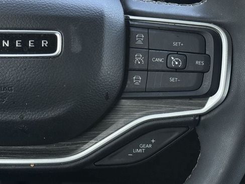 Used 2024 Jeep Wagoneer L Series II w/ Flexible Seating Group RWD image 15