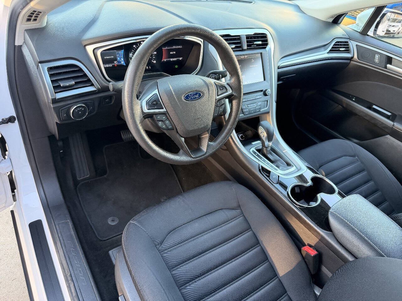 Used 2016 Ford Fusion SE FWD image 22