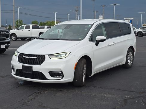 Used 2023 Chrysler Pacifica Touring-L FWD image 51