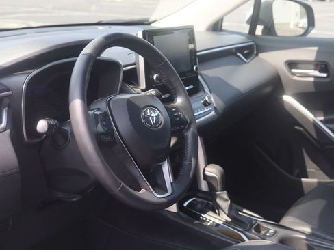 Used 2022 Toyota Corolla Cross XLE w/ Convenience Package AWD/4WD image 9
