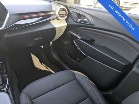 Used 2025 Chevrolet Trax RS w/ Sunroof Package FWD image 17
