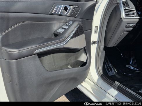 Used 2021 BMW X7 M50i image 11