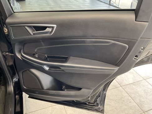 Used 2018 Ford Edge Titanium w/ Technology Package AWD/4WD image 15