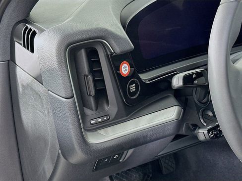 Certified 2025 Porsche Cayenne AWD/4WD image 11