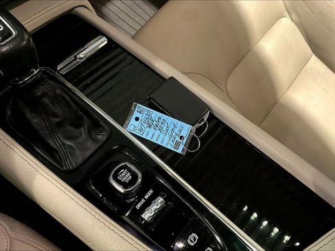 Used 2018 Volvo XC90 T6 Momentum w/ Convenience Package image 36