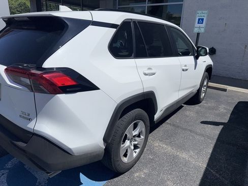 Used 2021 Toyota RAV4 XLE w/ Convenience Package AWD/4WD image 3