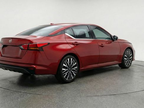 Used 2025 Nissan Altima 2.5 SV FWD image 9