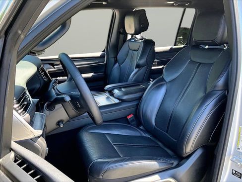 Used 2024 Jeep Wagoneer L Series II w/ Flexible Seating Group AWD/4WD image 21