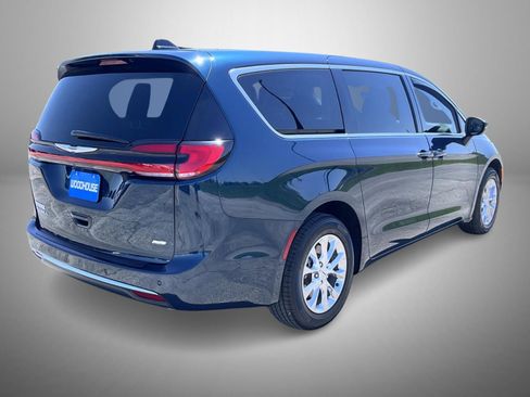 Used 2023 Chrysler Pacifica Touring-L AWD/4WD image 5