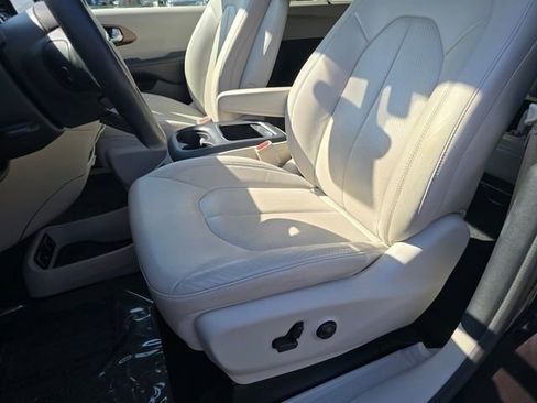Used 2017 Chrysler Pacifica Touring-L Plus w/ Advanced Safetytec Group FWD image 5