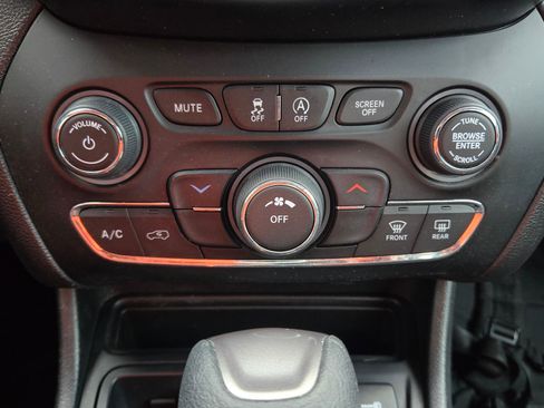 Used 2019 Jeep Cherokee Latitude w/ Popular Appearance Group image 29