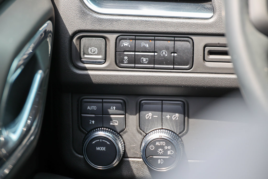 Used 2024 GMC Yukon SLT w/ SLT Luxury Package AWD/4WD image 44