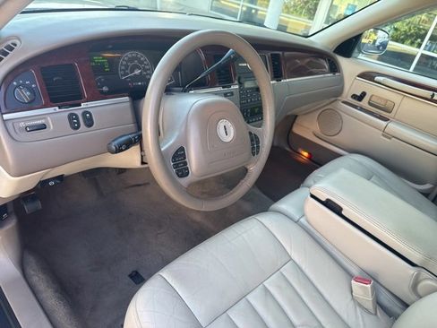 Used 2004 Lincoln Town Car Signature image 24