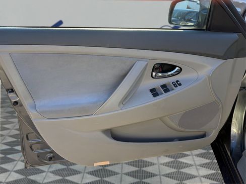 Used 2011 Toyota Camry LE image 22