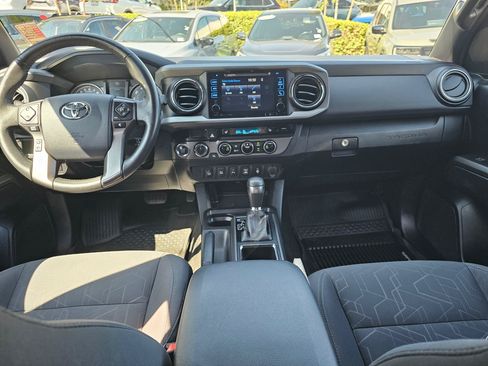 Used 2017 Toyota Tacoma TRD Off-Road w/ Premium & Technology Package AWD/4WD image 21