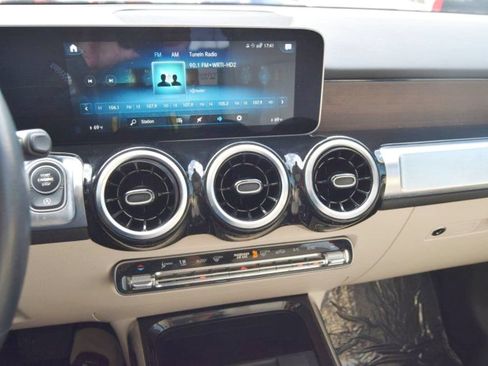 Used 2020 Mercedes-Benz GLB 250 4MATIC w/ Premium Package image 33
