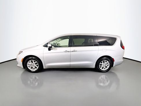 Used 2023 Chrysler Voyager LX FWD image 6