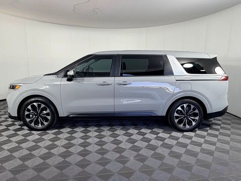 Used 2024 Kia Carnival EX image 9