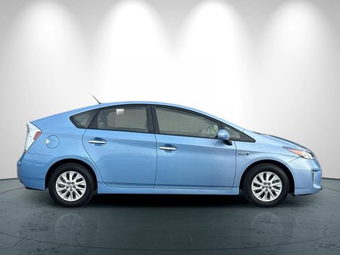 Used 2015 Toyota Prius Plug-In Hybrid image 3