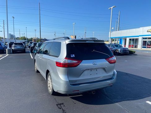 Used 2017 Toyota Sienna XLE AWD/4WD image 3