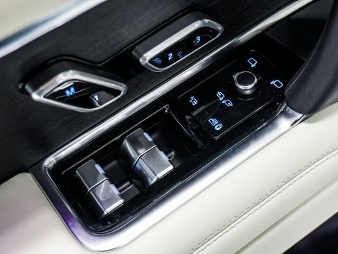 Used 2023 Land Rover Range Rover SE image 38