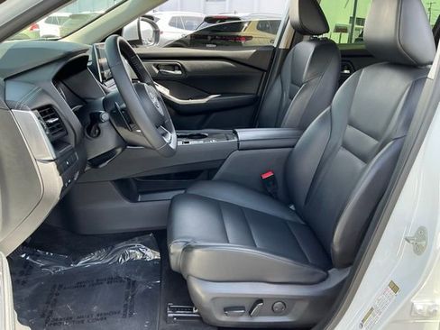 Used 2024 Nissan Rogue SV w/ SV Premium Package image 14