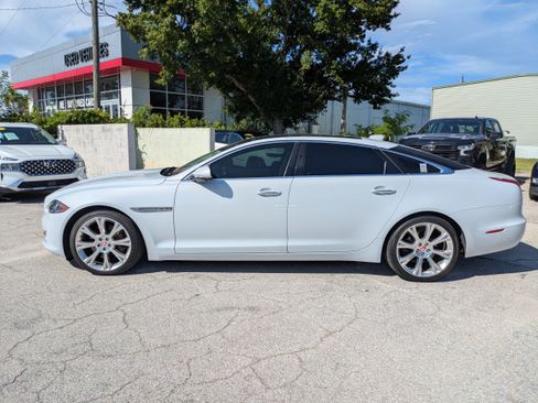 Used 2017 Jaguar XJ L Portfolio RWD image 11