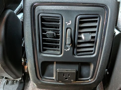 Used 2018 Jeep Grand Cherokee Altitude RWD image 18
