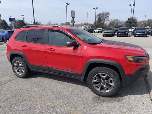 Used 2019 Jeep Cherokee Trailhawk w/ Cold Weather Group AWD/4WD image 3