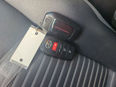 Certified 2024 Toyota Highlander XSE image 38