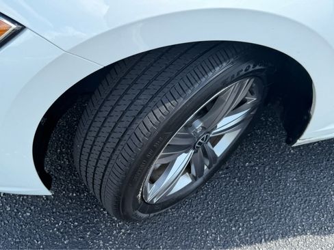 Used 2023 Volkswagen Jetta SE FWD image 3