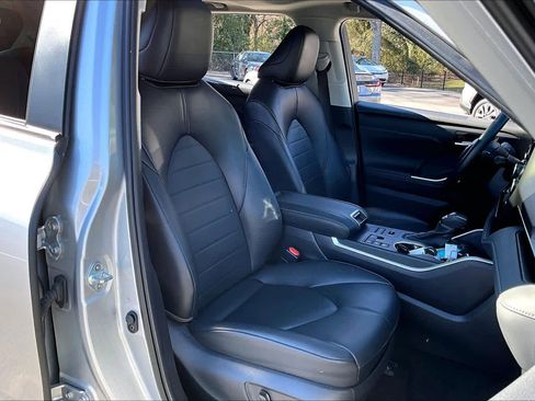 Certified 2024 Toyota Highlander XLE image 9