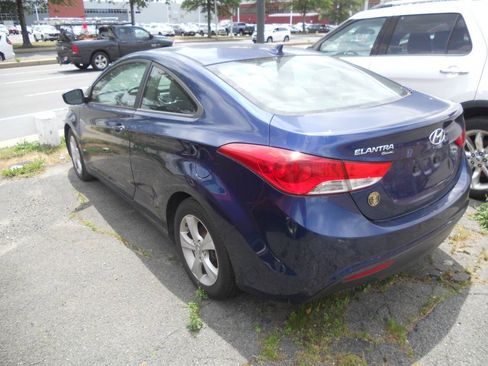 Used 2013 Hyundai Elantra FWD image 3