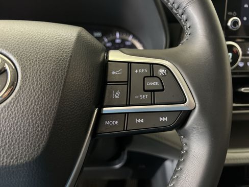 Used 2023 Toyota Highlander LE AWD/4WD image 31