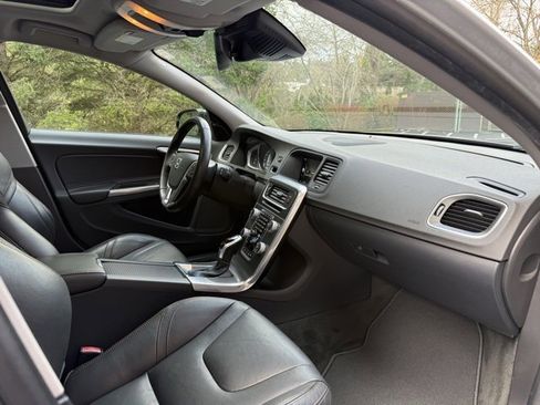 Used 2016 Volvo V60 T5 Cross Country Platinum image 11