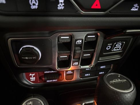 Used 2024 Jeep Gladiator Mojave w/ Convenience Group AWD/4WD image 16