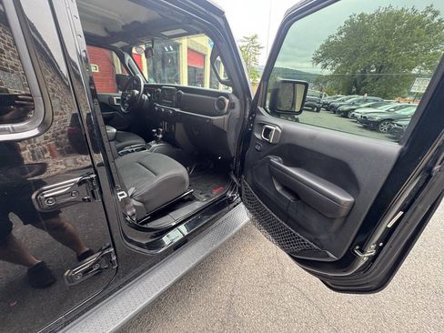 Used 2018 Jeep Wrangler Unlimited Sport S AWD/4WD image 24