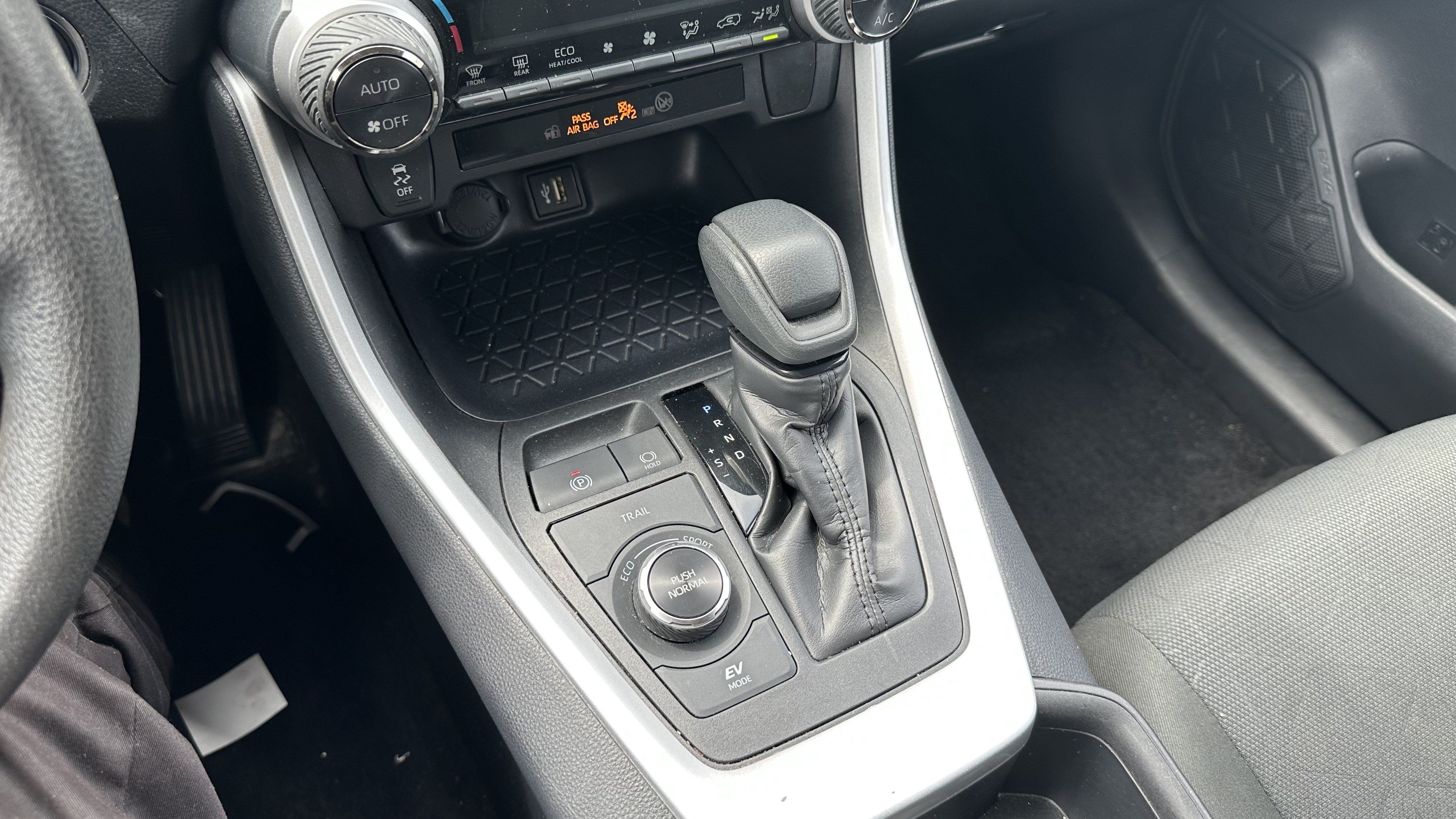 Used 2025 Toyota RAV4 XLE AWD/4WD image 27