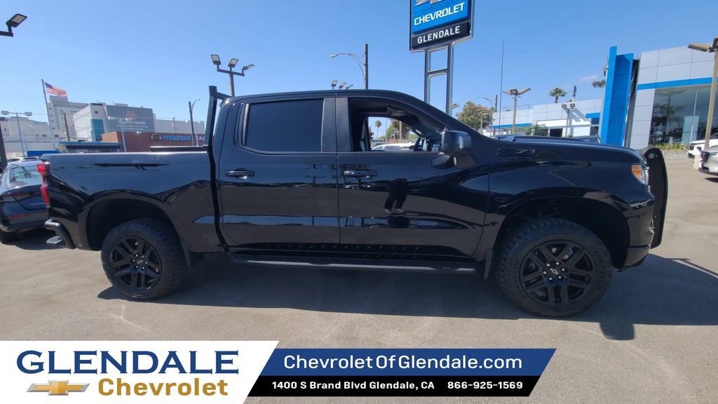 Used 2024 Chevrolet Silverado 1500 LT Trail Boss w/ LT Trail Boss Premium Package AWD/4WD image 2