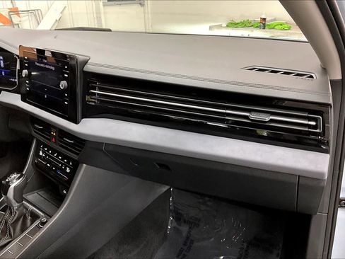 Used 2025 Volkswagen Jetta SE w/ Black Wheel Package image 18