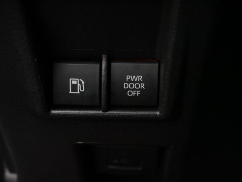 Used 2025 Toyota Sienna LE image 27