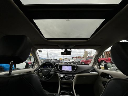 Used 2023 Chrysler Pacifica Limited FWD image 16