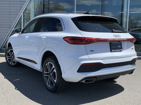 Certified 2025 Audi Q5 Premium w/ Convenience Package AWD/4WD image 3