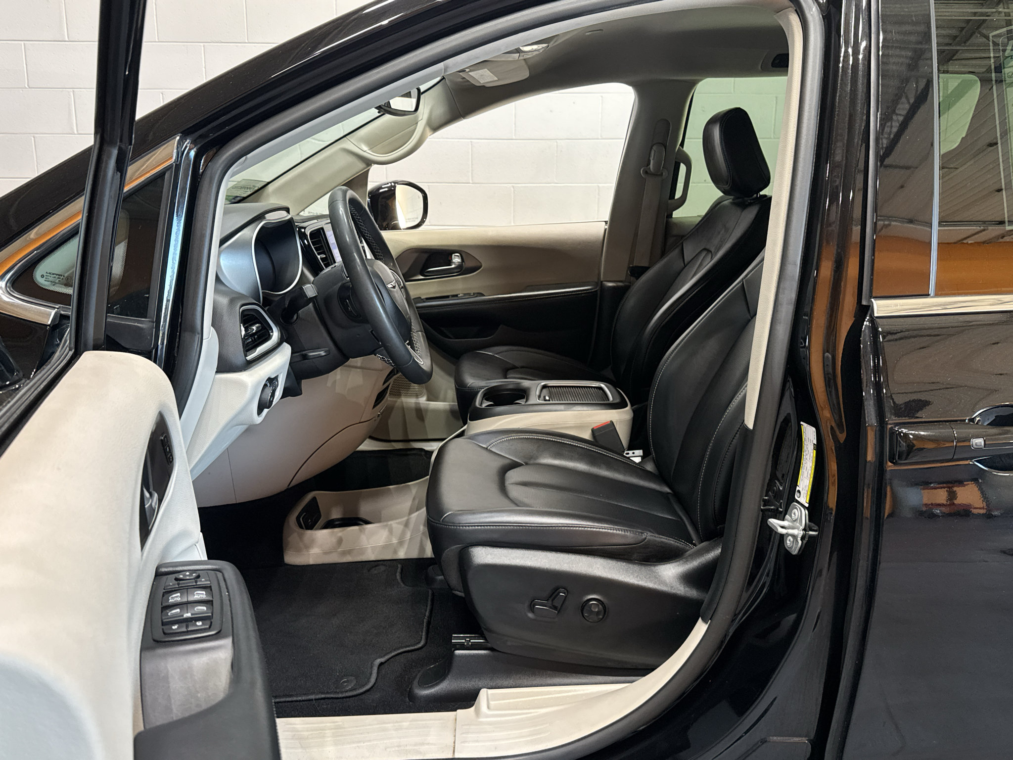 Used 2024 Chrysler Pacifica Touring-L FWD image 16
