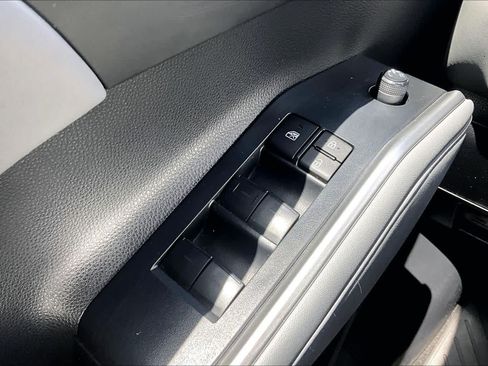 Used 2023 Toyota Highlander XLE AWD/4WD image 34
