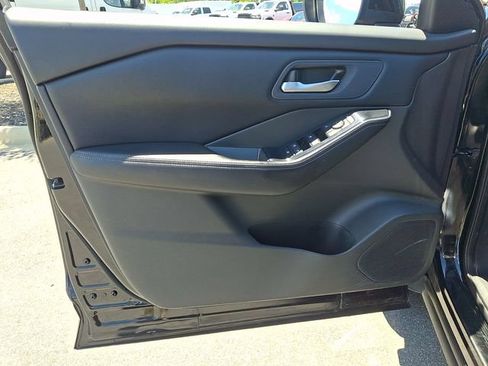 Used 2025 Nissan Rogue SV AWD/4WD image 12