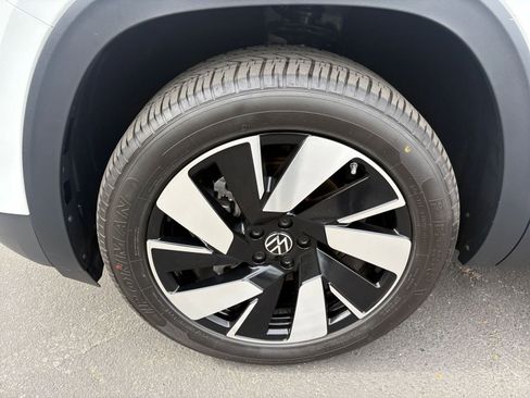 Used 2025 Volkswagen Atlas Cross Sport SE image 33