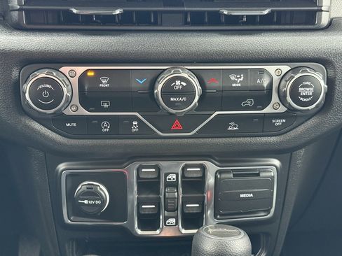 Used 2025 Jeep Gladiator Sport image 22