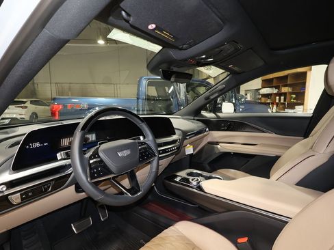Certified 2025 Cadillac Lyriq Luxury AWD/4WD image 9